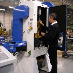 Combinatie van exclusieve Rijva stansautomaat en hoogwaardige stempels van VDB Dollwin resulteert in verantwoorde serieproductie van extra nauwkeurige metalen onderdelen 