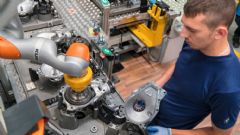 CE-markering voor geautomatiseerde assistentiesystemen van de BMW Group: Pilz beveiligt MRS-toepassingen in de auto-industrie.