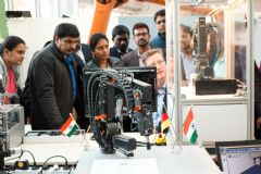Een lange reis: 80 low-cost robots van igus voor onderzoek op universiteiten en hogescholen in India