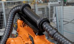 Veilige kabelgeleiding op robots voor een lage prijs met retractiesysteem van igus