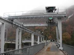 Een hydro-elektrische stuwdam uitgerust met takels van VERLINDE