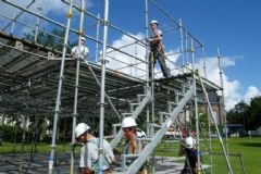 Leerlingen Opleidingsbedrijf VSB bouwen speciale steiger-constructie voor act van Hendrick-Jan de Stuntman
