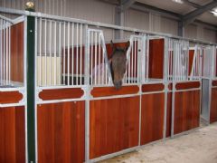 Degelijke en solide paardenstallen